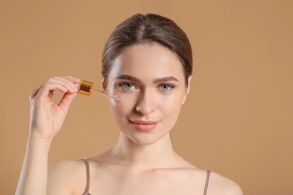 Thoa serum dưỡng da mặt