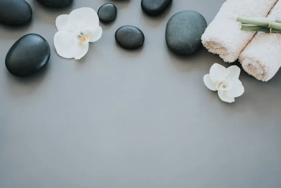 Đá nóng bazan và hoa lan trắng