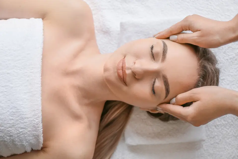 Khách được massage đầu thư giãn
