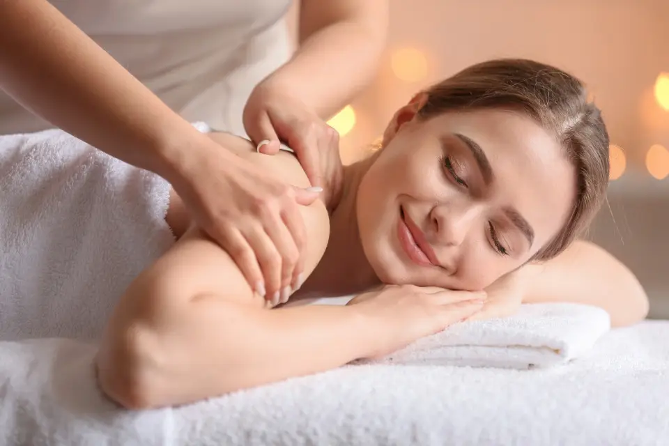 Kỹ thuật viên massage vai cho khách